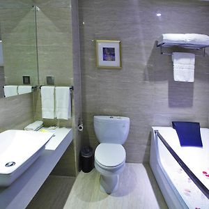 Standard Queen Room without Window